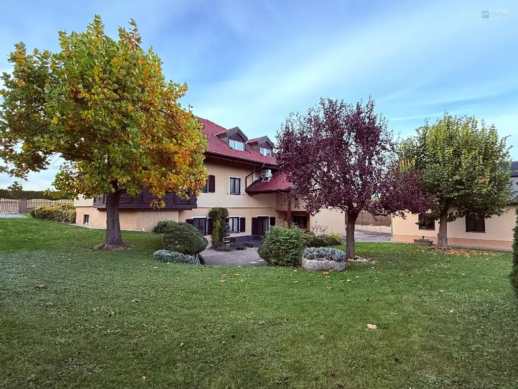 GARTENPARADIES   -  9.000 M² - 
LANDHAUS IN PARKLANDSCHAFT  
NUR 30 MINUTEN VON WIEN