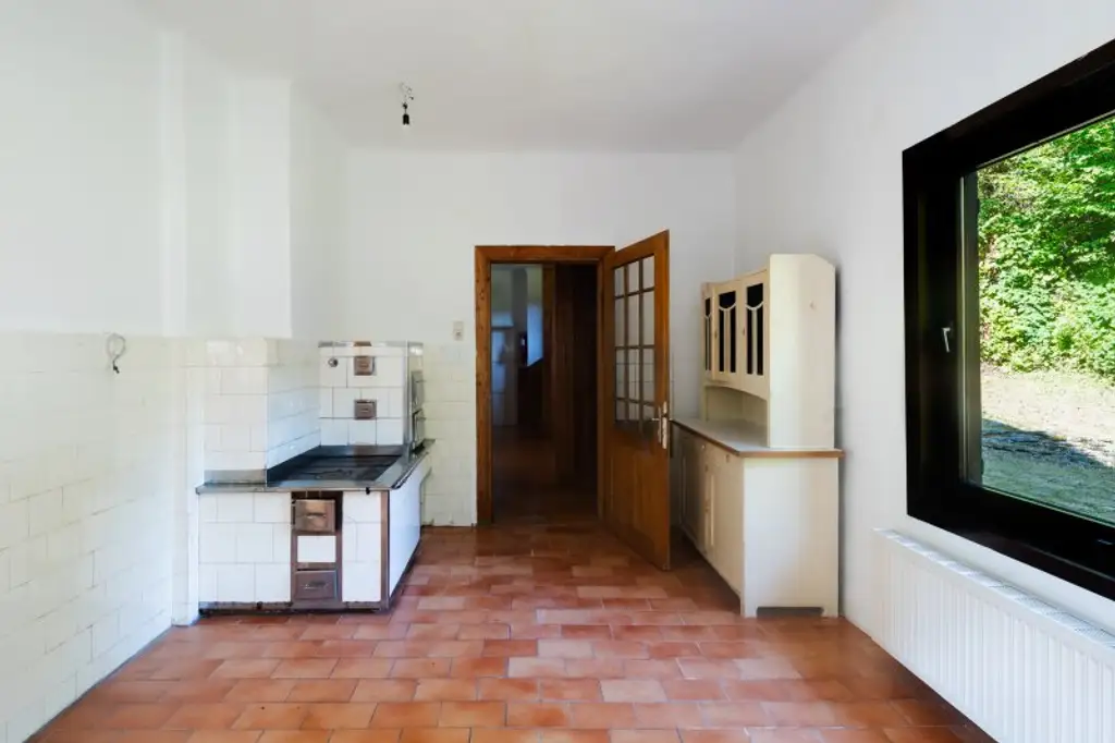 Ehemaliges Forsthaus mit Wirtschaftsgebäuden, allein und ruhig im Wald gelegen.