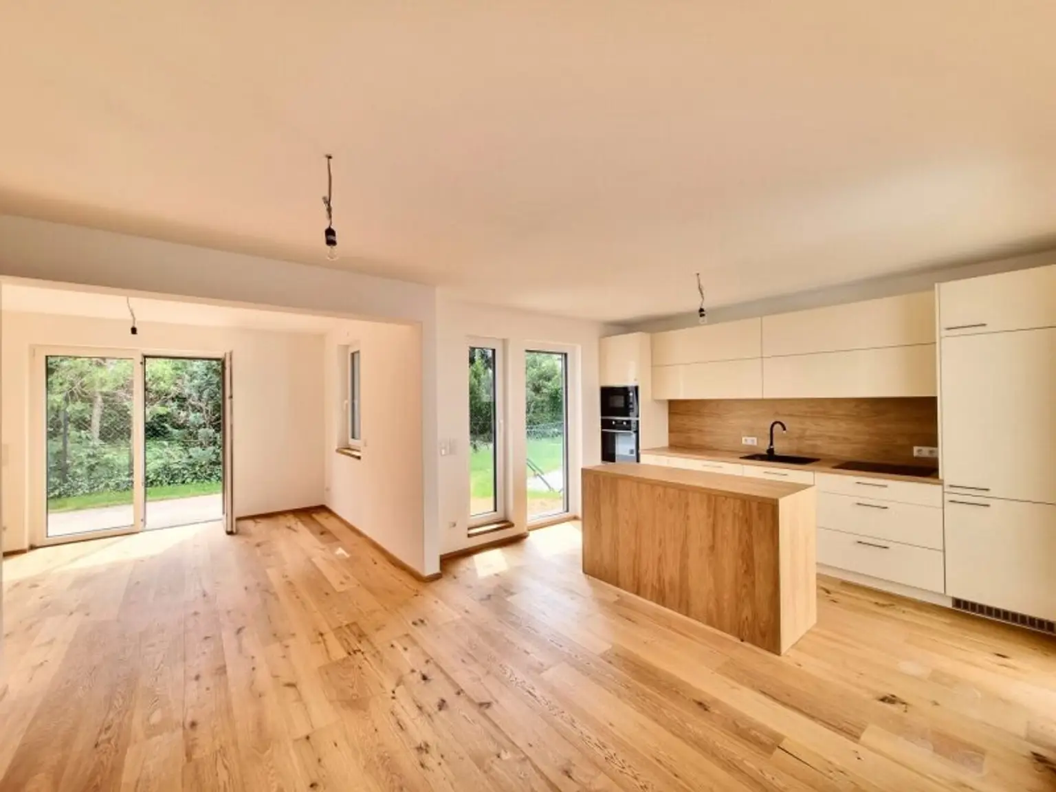 Modernes Eckreihenhaus in TOP-LAGE nahe U6: Erstbezug  mit Garten, Dachterrasse, 5 Zimmern, 2 Bädern – inkl. Küche & Stellplatz