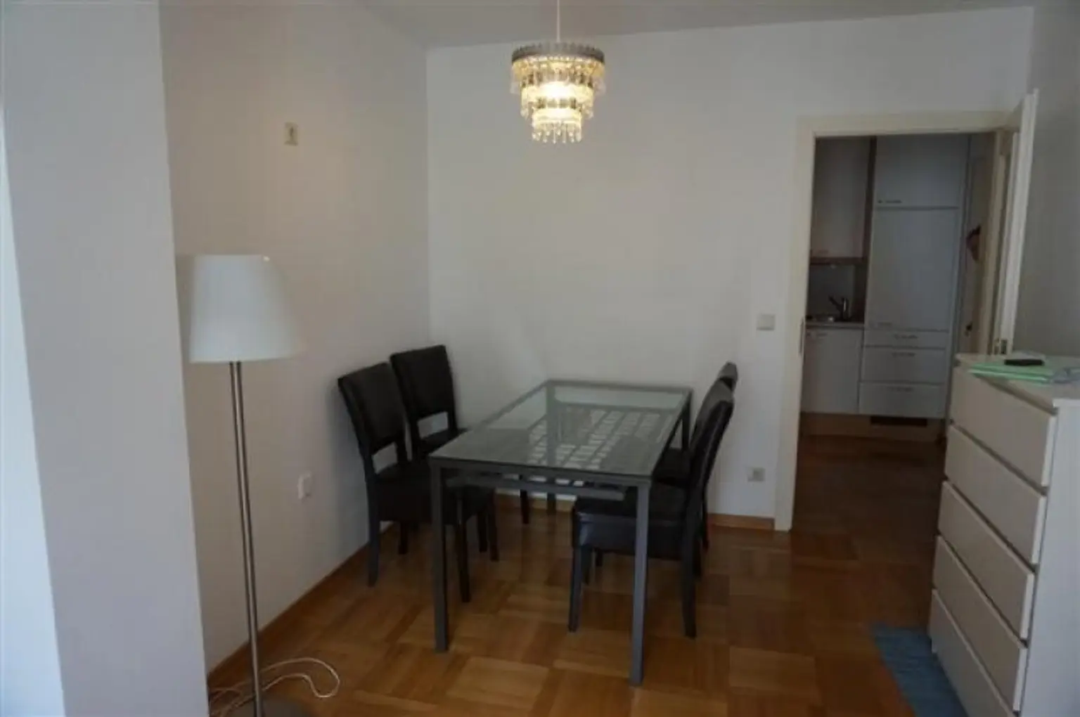 Komplett ruhig gelegene helle Wohnung mit 1 Schlafzimmer, teilmöbliert (Schrank und Sofa) Nähe Servitengasse ab 15. Dezember 2025