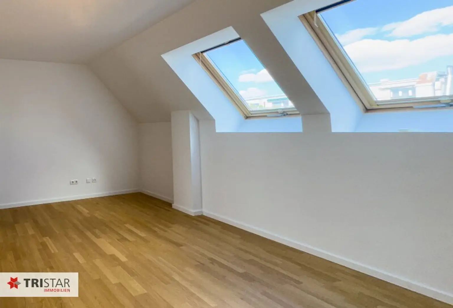 Nähe AKH · Dachgeschosswohnung · zwei Etagen · drei Außenflächen · Küchenanschlüsse auf beiden Ebenen · verführerischer Preis!!