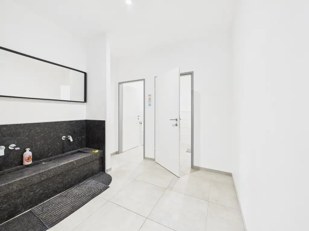 Kernsaniertes Anlageobjekt mit großzügigen Büroflächen und Wohneinheiten in 4050 Traun