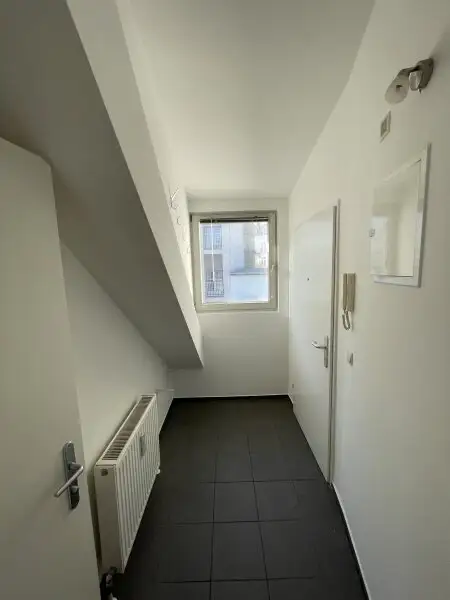 SANIERTE LUFTIGE DACHGESCHOSSWOHNUNG MIT BALKON - U4-NÄHE