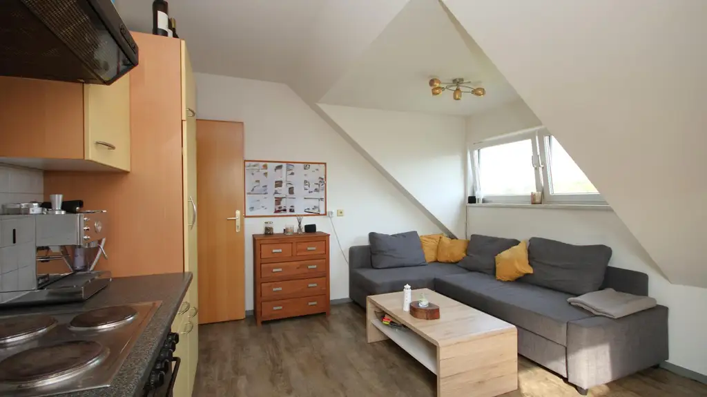 2-Zimmer-Dachgeschosswohnung mit Parkplatz und Klimaanlage!