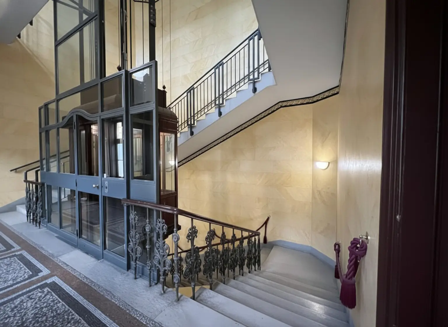 In Vorbereitung: UNBEFRISTET und ERSTBEZUG: Klimatisiertes Altbau-Wohnjuwel in perfekter Innenstadtlage