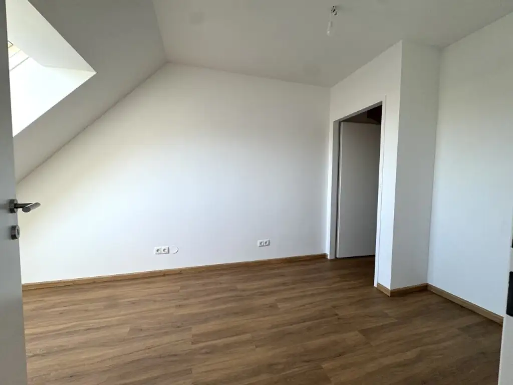 Hochwertige Dachgeschosswohnung mit Terrasse sowie Klimaanlage - Erstbezug - Unbefristet