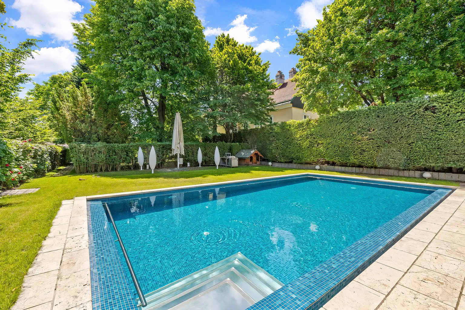 Exklusives Refugium mit Pool und Garten in absoluter Ruhelage