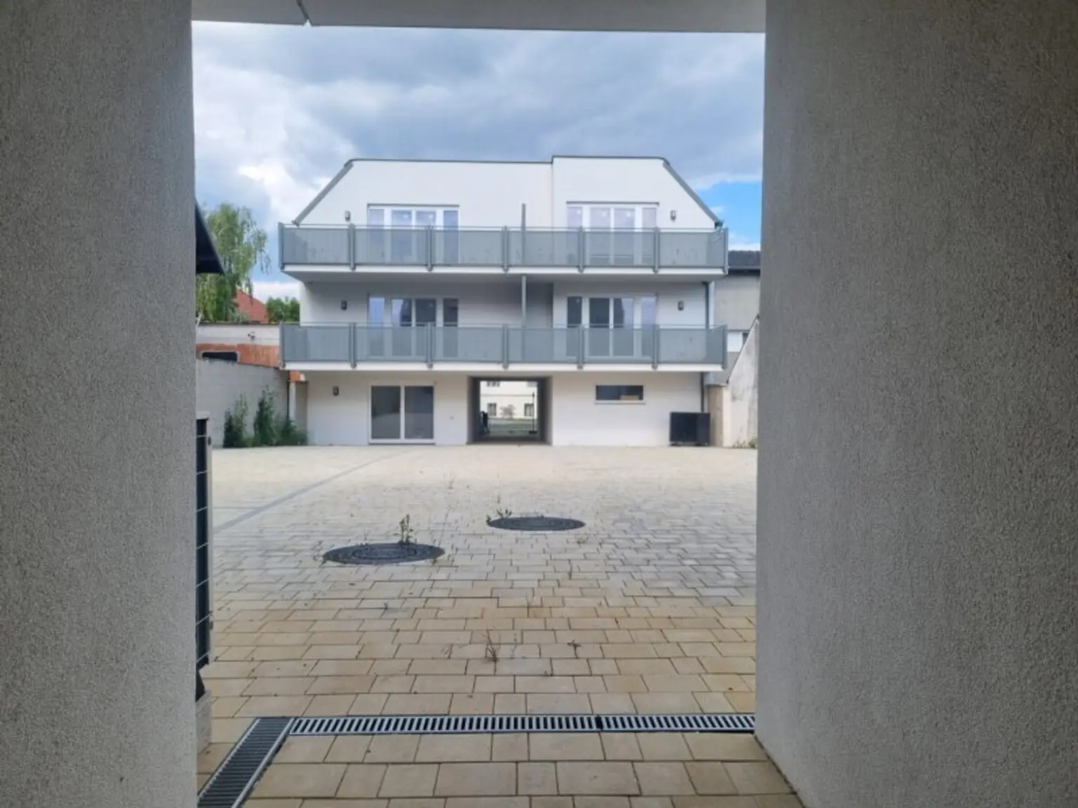 Traumhafte Erstbezug-Wohnung mit Balkon und zwei Stellplätzen – optimale Bahnverbindung nach Wien