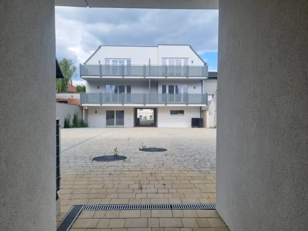 Traumhafte Erstbezug-Wohnung mit Balkon und zwei Stellplätzen – optimale Bahnverbindung nach Wien