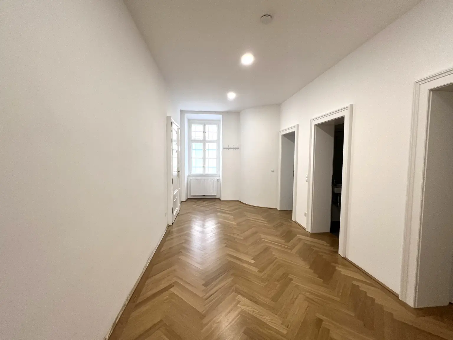 UNBEFRISTET: Klimatisierte Altbauwohnung im Stadtzentrum