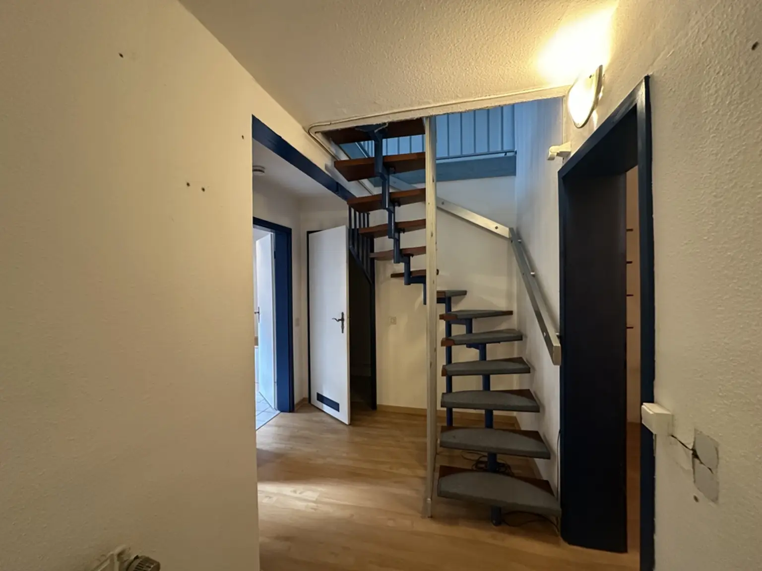 Flur mit Treppe UG