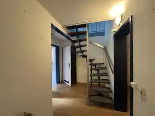Flur mit Treppe UG