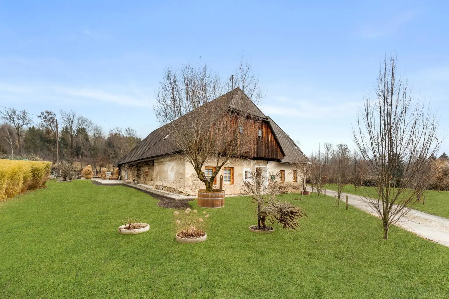 Ansicht Haus Süd-West samt Grundstück