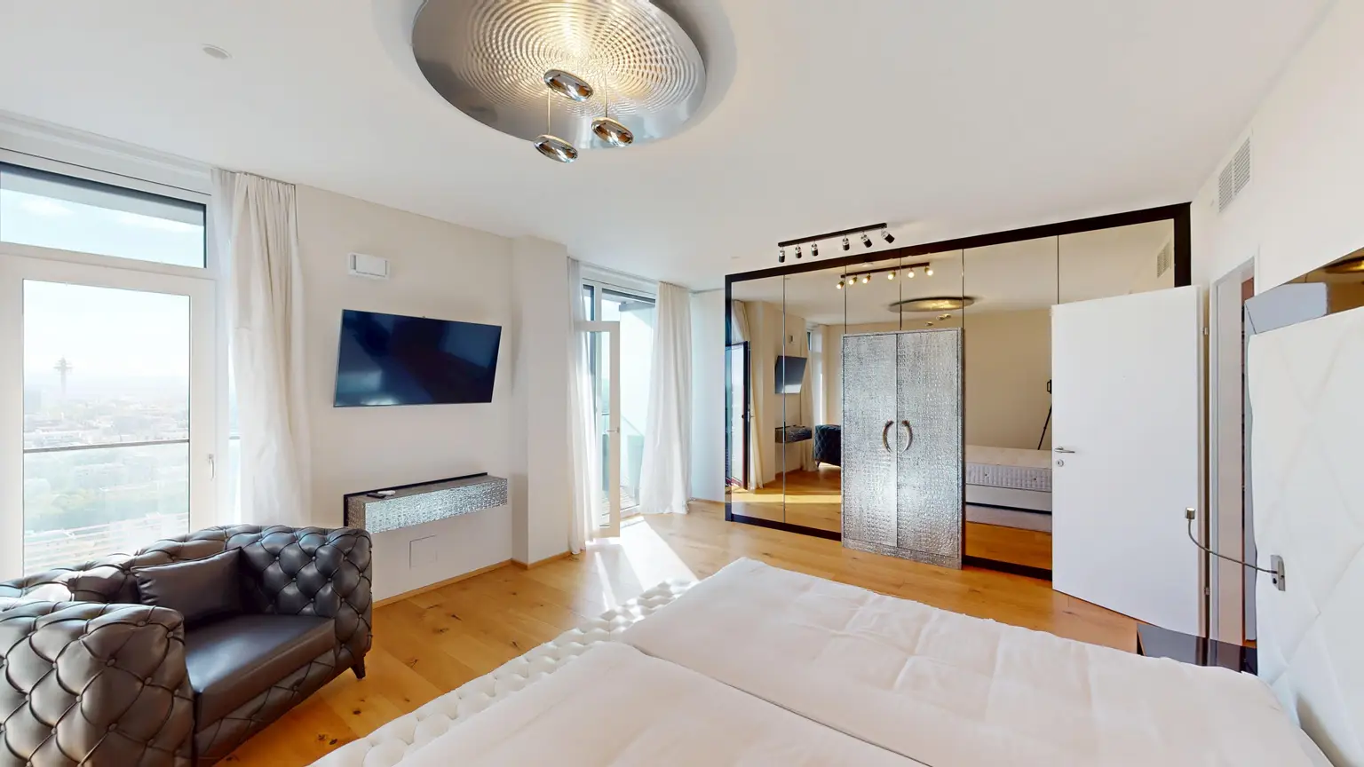 Traumhafte Wohnung im TrIIIple I 32ter Stock I Garage
