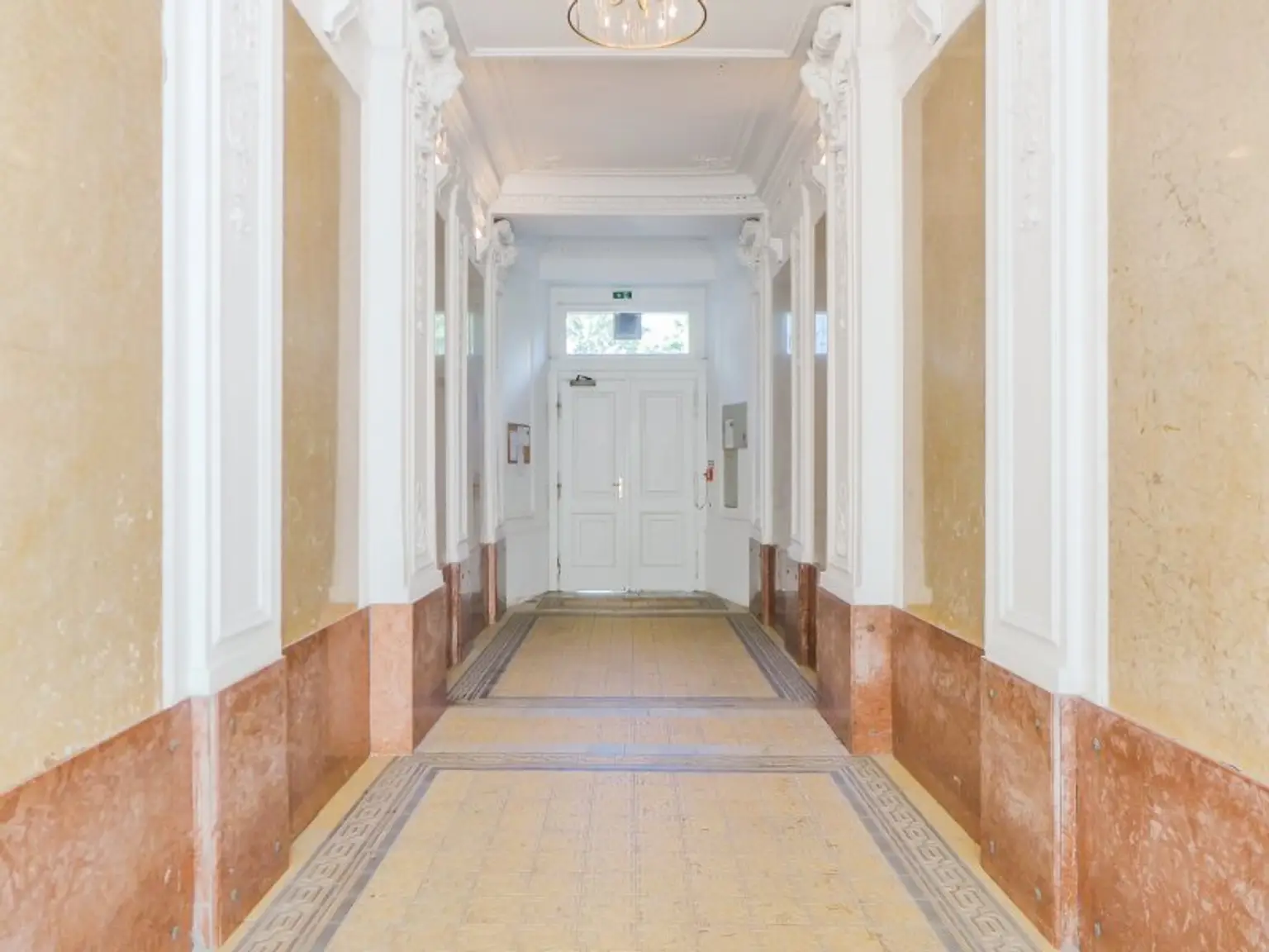 Zeitlose Eleganz im Stilaltbau - hochwertig sanierte 2 Zimmer-Wohnung in Hofruhelage