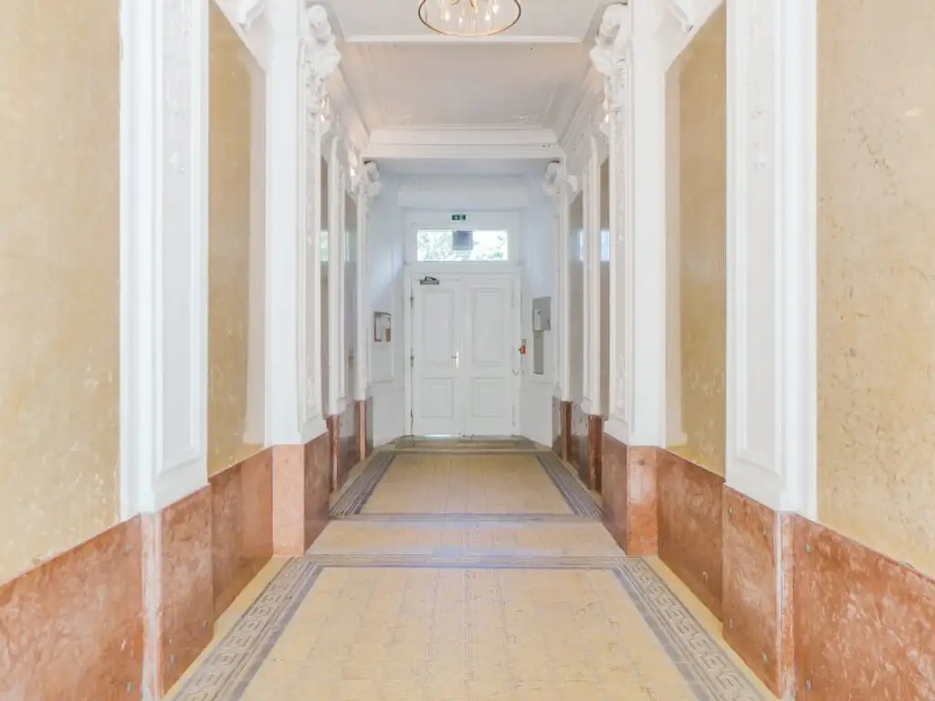 Zeitlose Eleganz im Stilaltbau - hochwertig sanierte 2 Zimmer-Wohnung in Hofruhelage