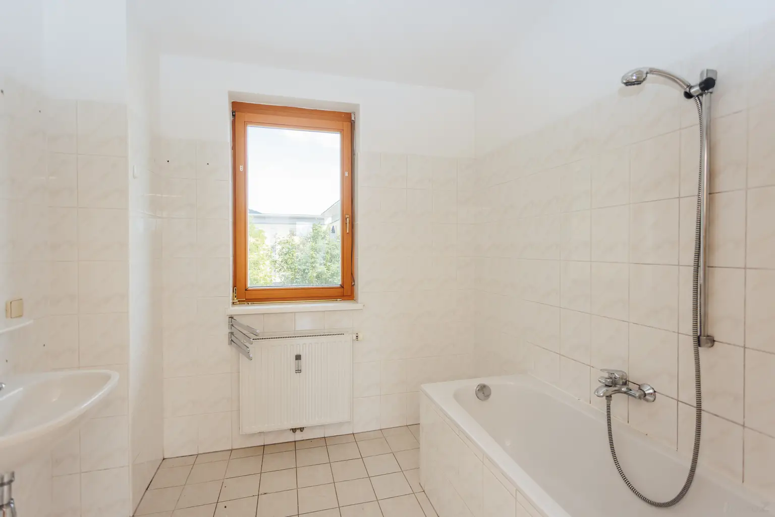 Bad mit Wanne Fenster