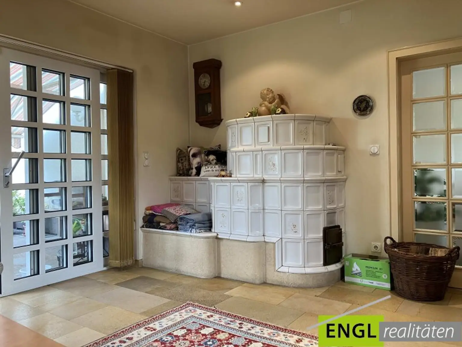 Wohnzimmer mit Kachelofen