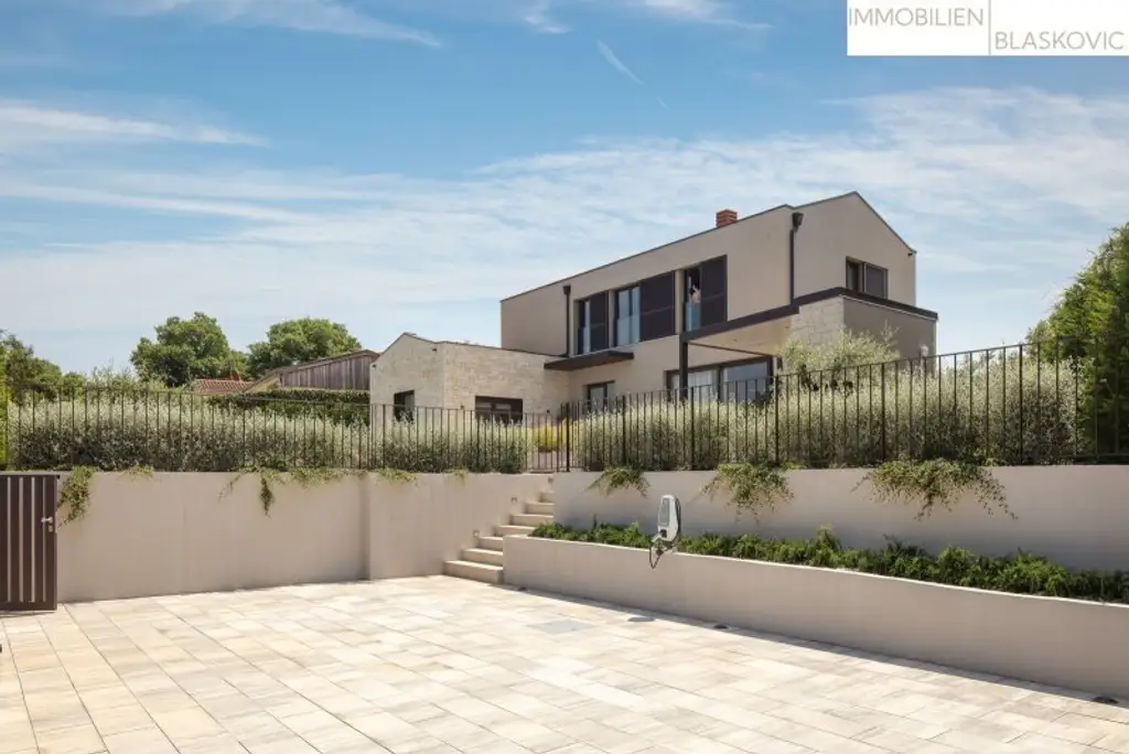 Luxus-Villa mit beheiztem Pool und Wellnessbereich in Vrsar - Erstbezug mit Top-Ausstattung!