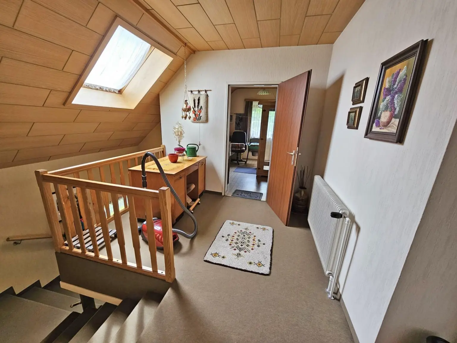 Einfamilienhaus mit Garage und Terrasse.