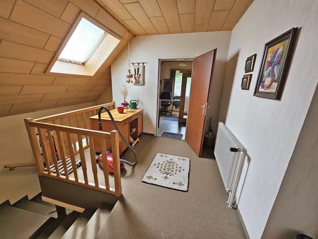 Einfamilienhaus mit Garage und Terrasse.