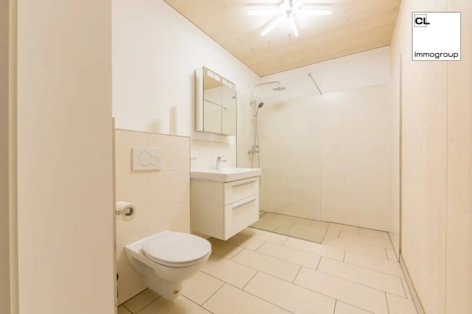 Modernes Badezimmer mit Dusche