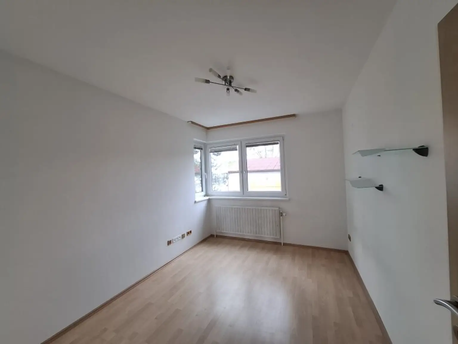 GEMÜTLICHE und HELLE  4 Zimmer-WOHNUNG - LOGGIA -LIFT