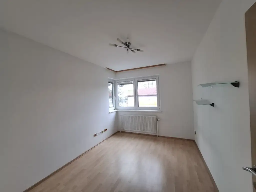 GEMÜTLICHE und HELLE  4 Zimmer-WOHNUNG - LOGGIA -LIFT
