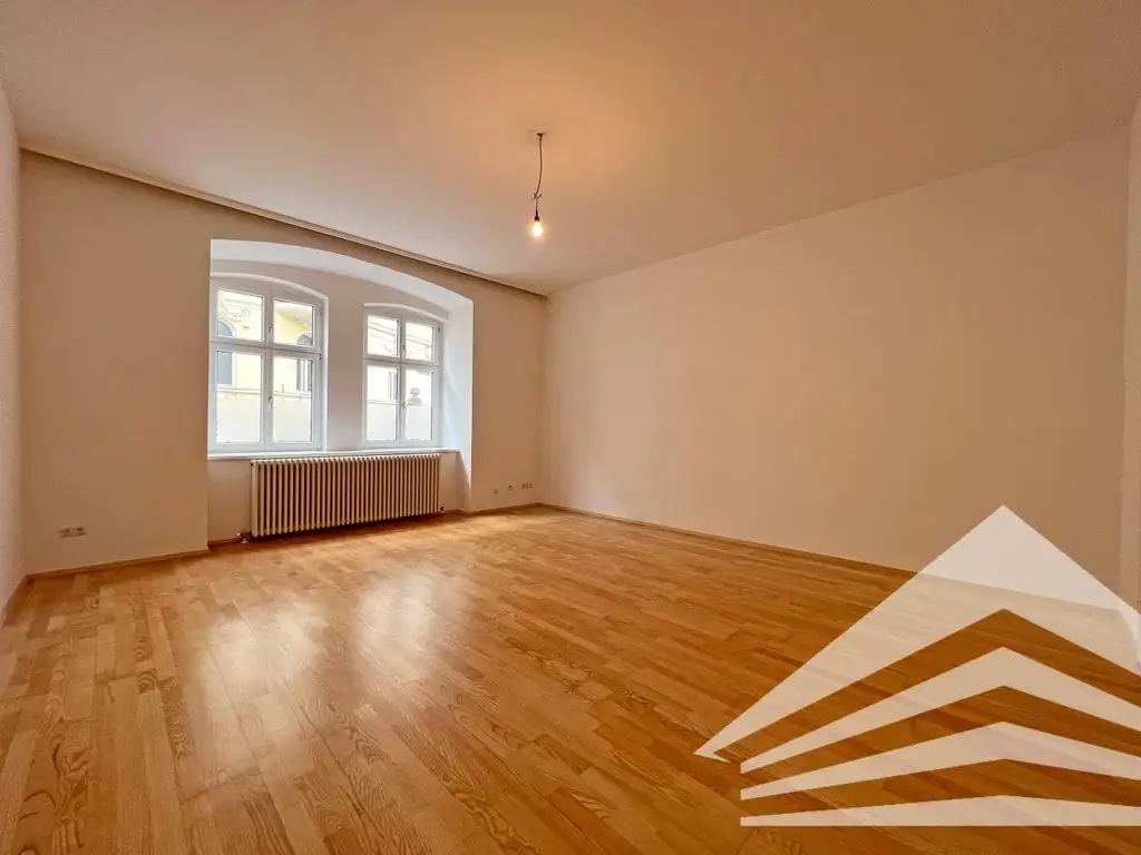 Renovierte 3 Zimmer-Altbau-Wohnung mit Küche in bester City-Lage - Nähe Landstraße