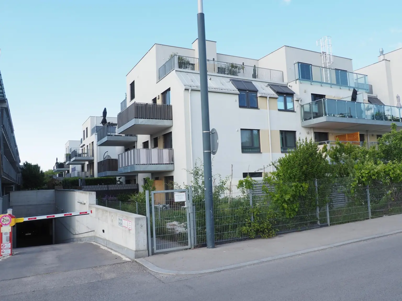 Hausansicht-Garageneinfahrt