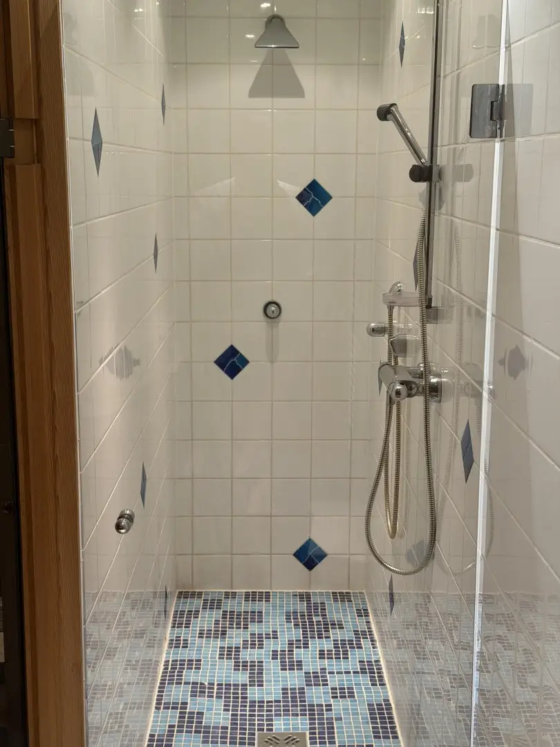 9 b Dusche neben Sauna