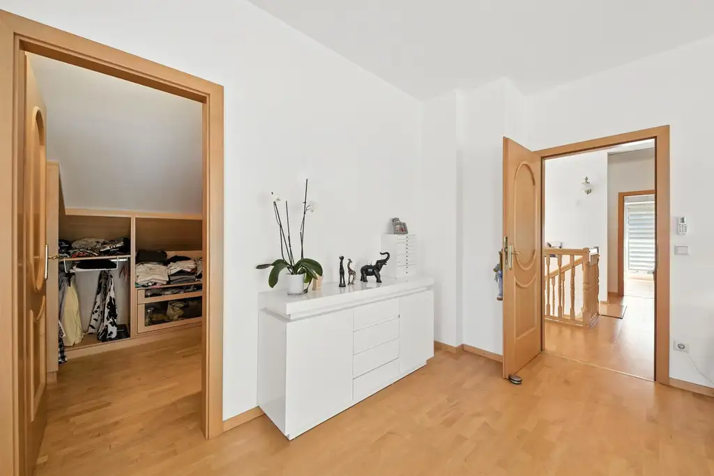 HOCHKARÄTIGES WOHNEN IN GRÜNRUHELAGE! WOHLFÜHL-REFUGIUM DER EXTRA KLASSE: TRADITION TRIFFT MODERNSTEN KOMFORT!