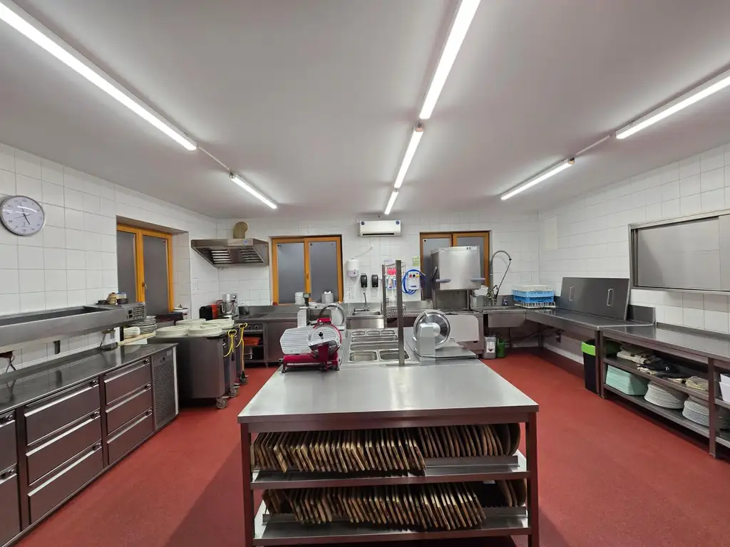 Großes Haus für Visionäre in Aussichtslage (Buschenschank, Weingärten)