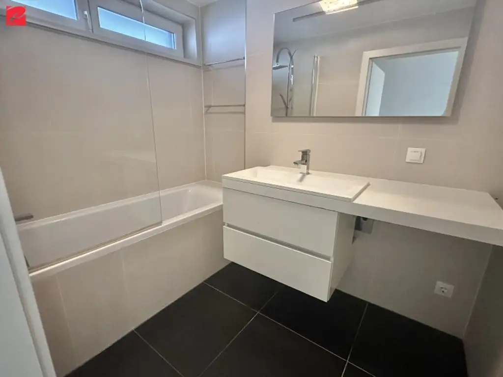 Helle Räume - 3 getrennt begehbare Zimmer - Terrasse und Garten - TG Parkplatz!