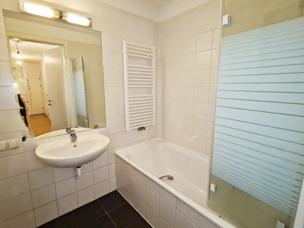 HUMBOLDTGASSE, U1 NÄHE, 76 m2 Neubau inkl. 4 m2 Loggia, Wohnküche, 2 Zimmer, Parketten, Wannenbad, 2. Liftstock