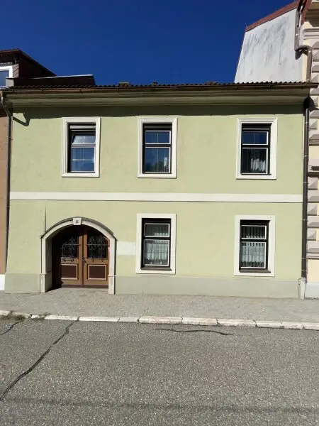 stilvolles Stadthaus in zentraler Lage mit Garten und mehreren, vermietbaren Wohnungen und Büros