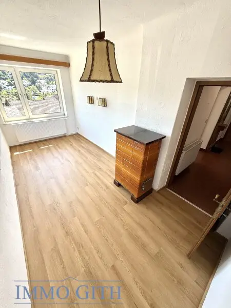 RUHIGE 74 m² 3-ZIMMER-WOHNUNG IM OBERGESCHOSS EINES ZWEIFAMILIENHAUSES MIT GARTENFLÄCHE, ABSTELLRAUM & PARKPLATZ ZU MIETEN!