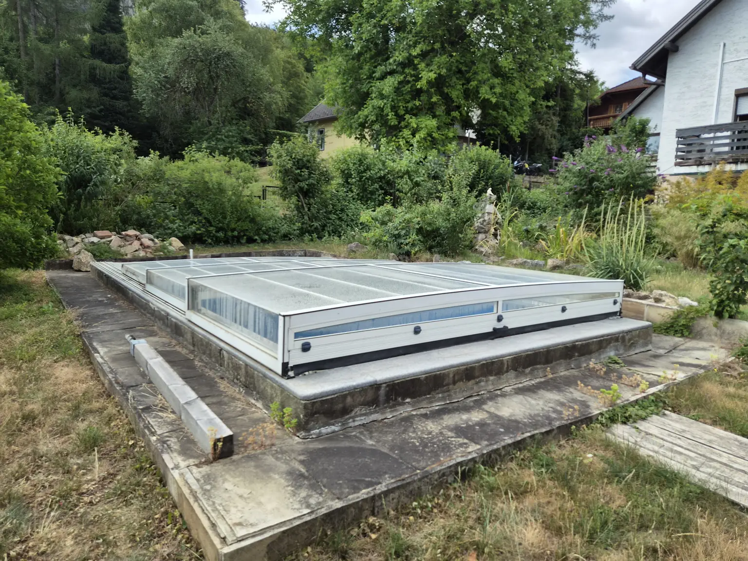 Zweifamilienhaus mit Pool am Waldesrand zu verkaufen!