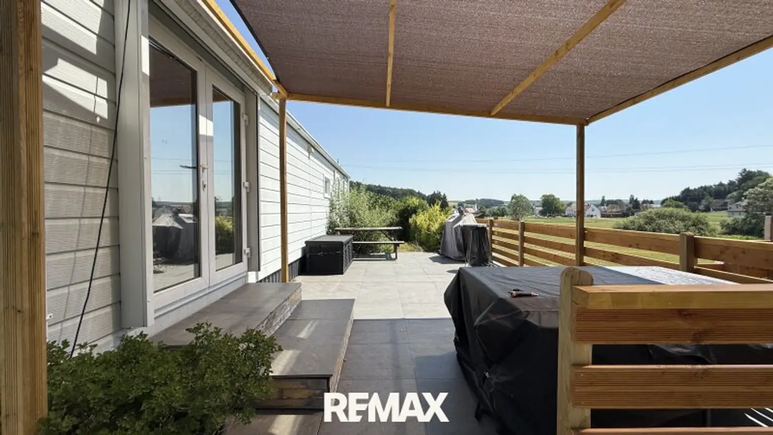 Terrasse teilweise mit Sonneschutz