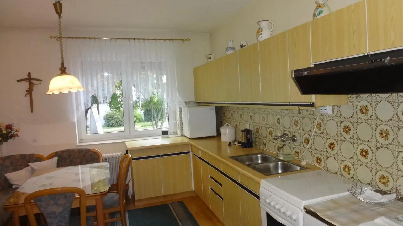 Einfamilienhaus mit Garten und Halle!
