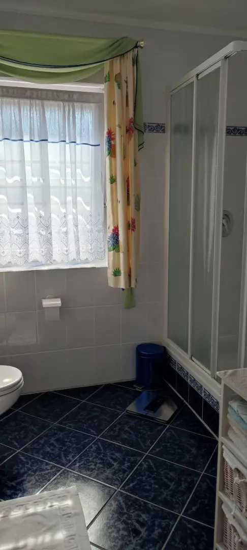 Bad mit Dusche im EG