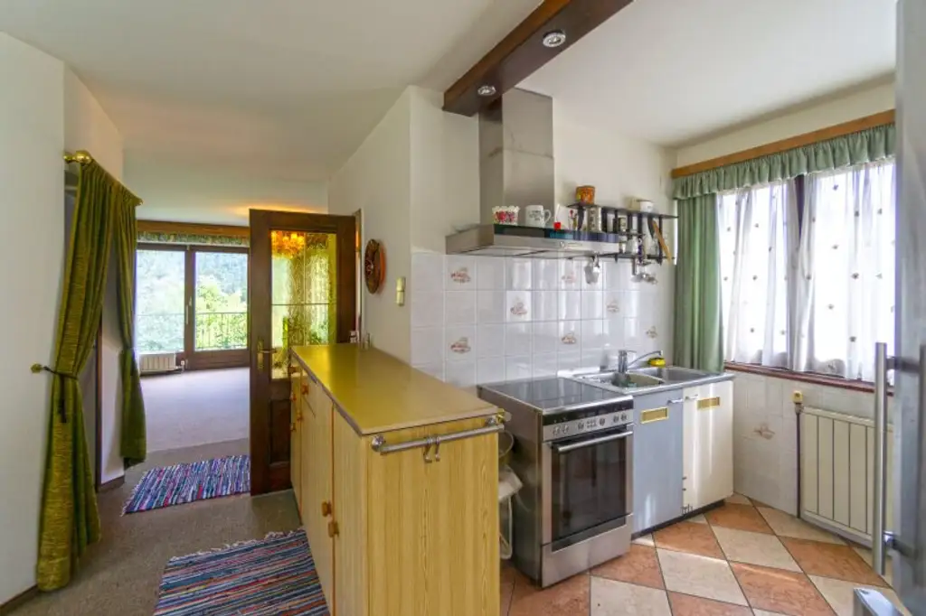 Idyllisches Landhaus in Wohnsiedlung am Waldesrand mitten im Triestingtal, südliches Bergland vor Wien