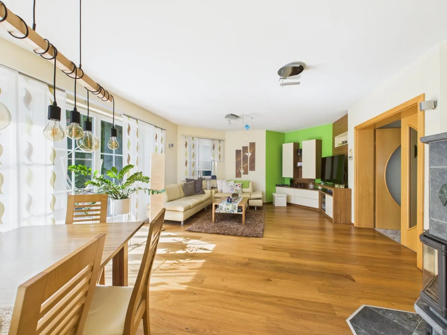 NIEDERNEUKIRCHEN: Sehr gepflegtes und perfekt aufgeteiltes EINFAMILIENHAUS mit ca.151 m² Wohnfläche, Grundstück ca. 796 m²