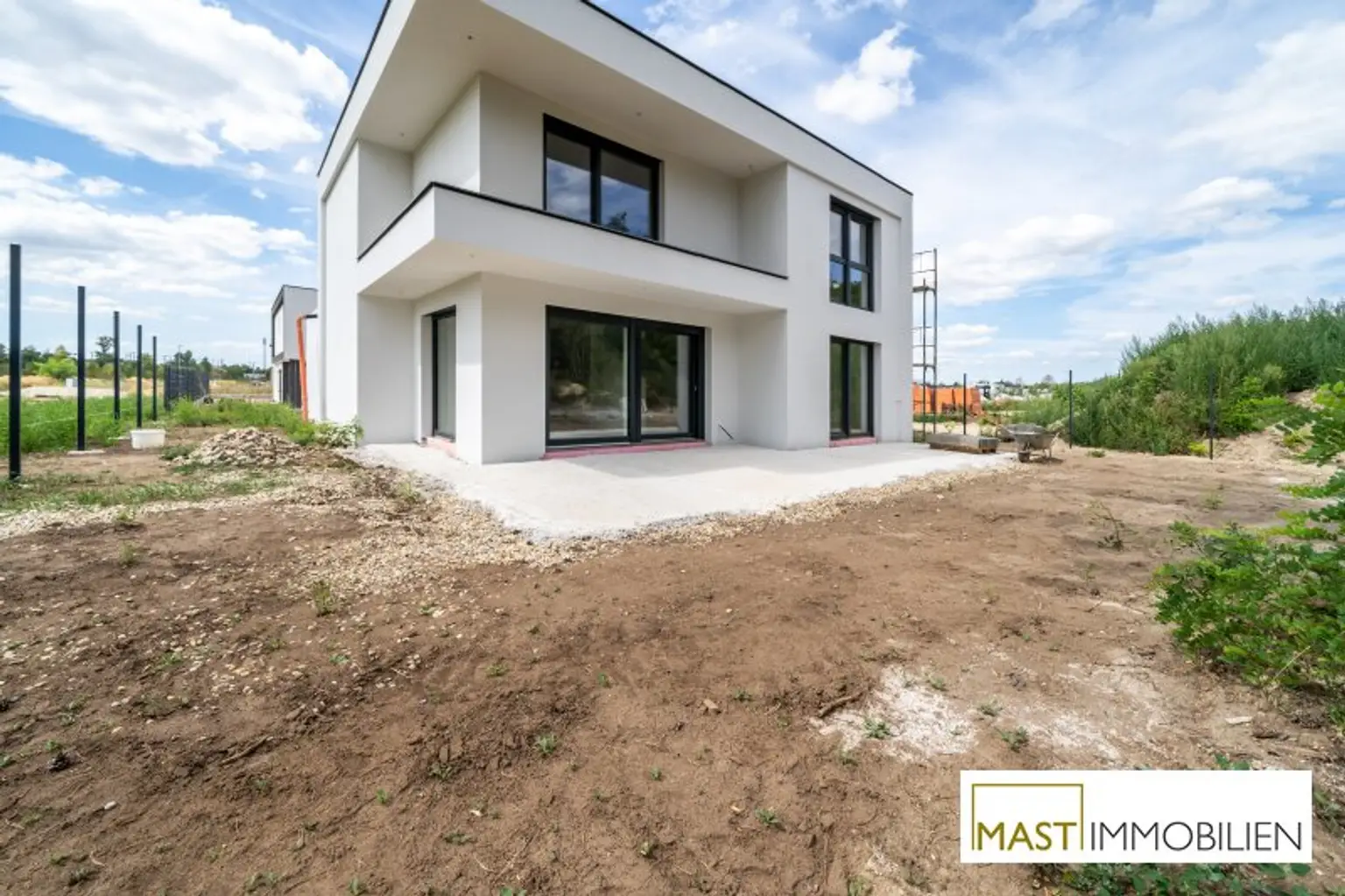 ERSTBEZUG - Modernes Einfamilienhaus mit 148 m² Wohnfläche, Balkon, Terrasse & 2 PKW-Stellplätzen in Strasshof – belagsfertig!