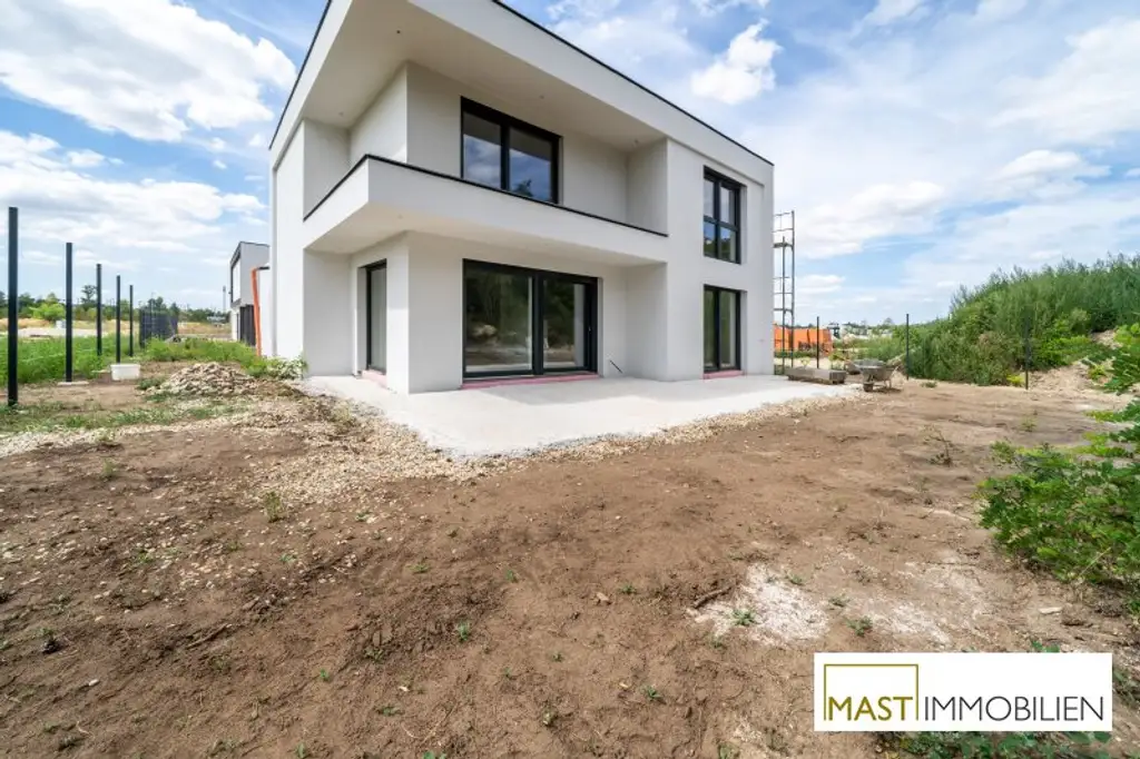 ERSTBEZUG - Modernes Einfamilienhaus mit 148 m² Wohnfläche, Balkon, Terrasse & 2 PKW-Stellplätzen in Strasshof – belagsfertig!