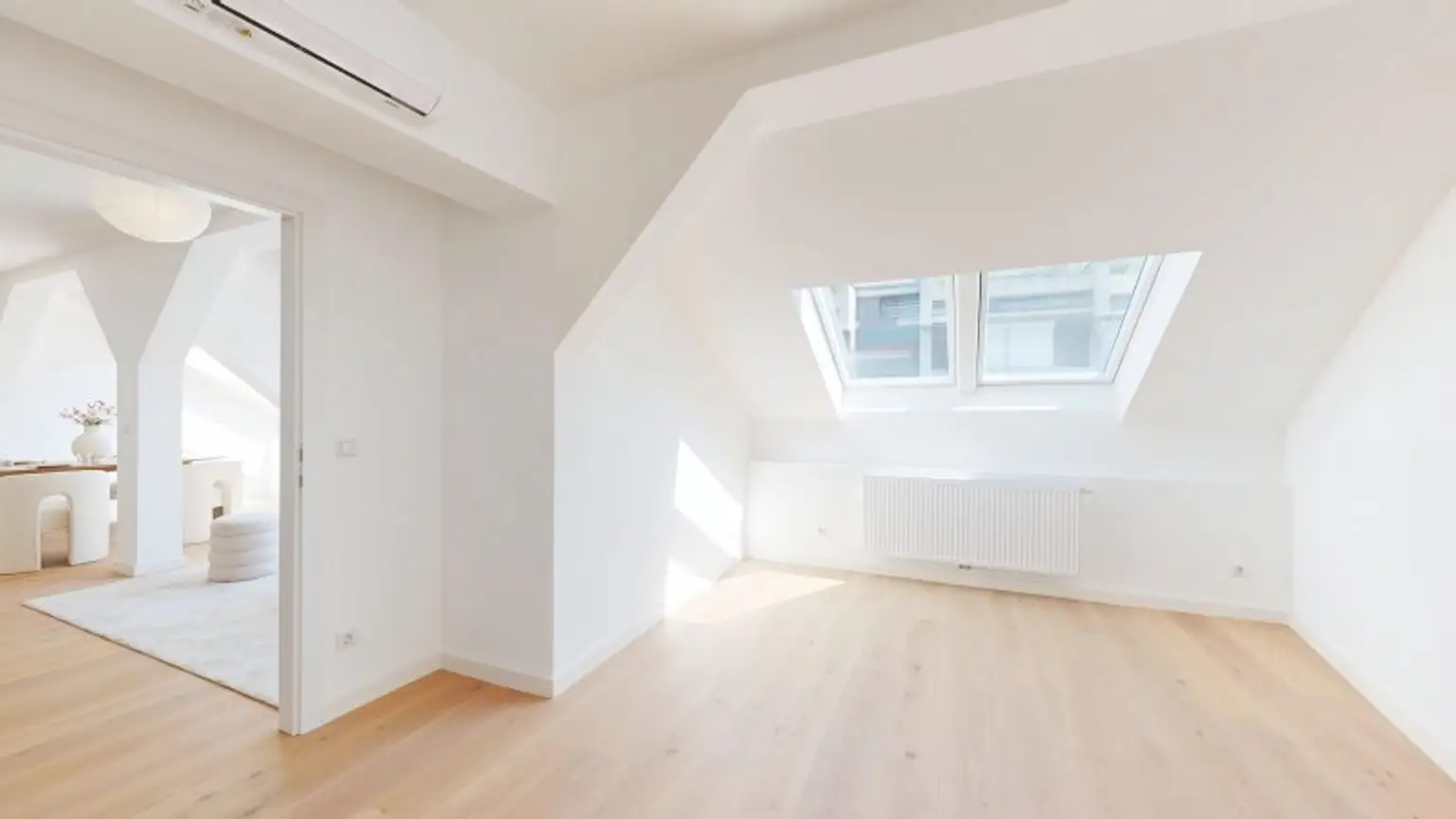 PROVISIONSFREI--Bezaubernde Dachgeschosswohnung | Erstbezug nach Sanierung | Klimaanlage | Terrasse | Lift