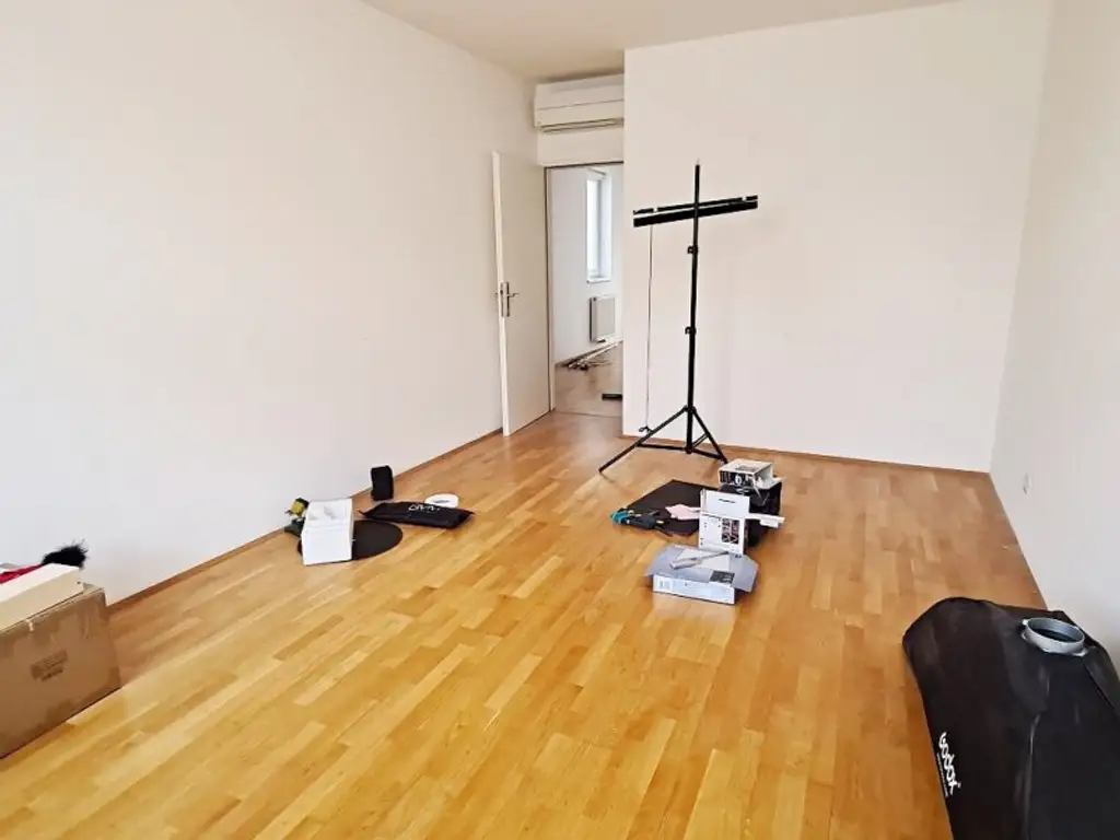 TERRASSENHIT, DACHGESCHOSS, 138 m2 Maisonette mit 45 m2 Terrasse, 3 Zimmer, Wohnküche, Wannenbad, Rembrandtstraße
