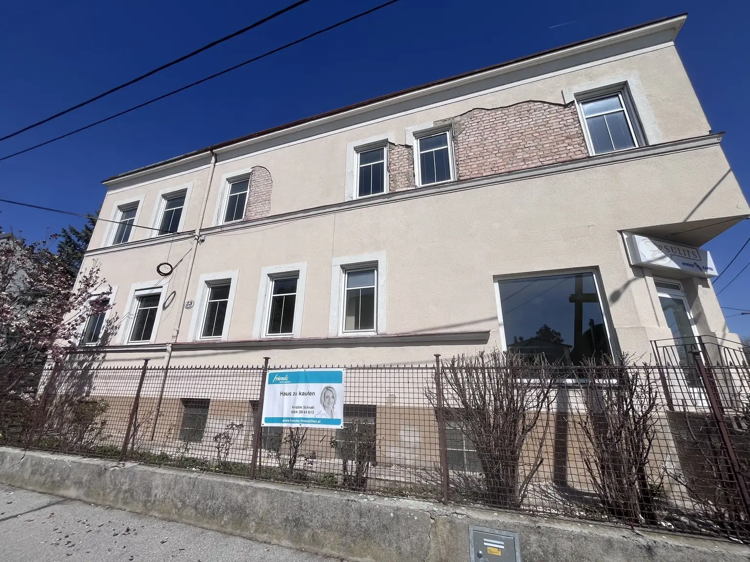 12 Zimmer Haus  mit Geschäftslokal auf 948 m2 Grundstück