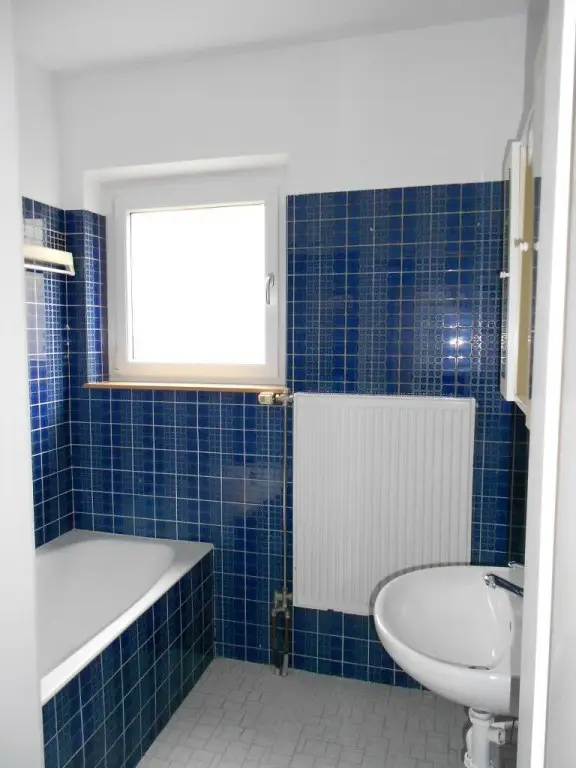 kleines Bad mit Wanne