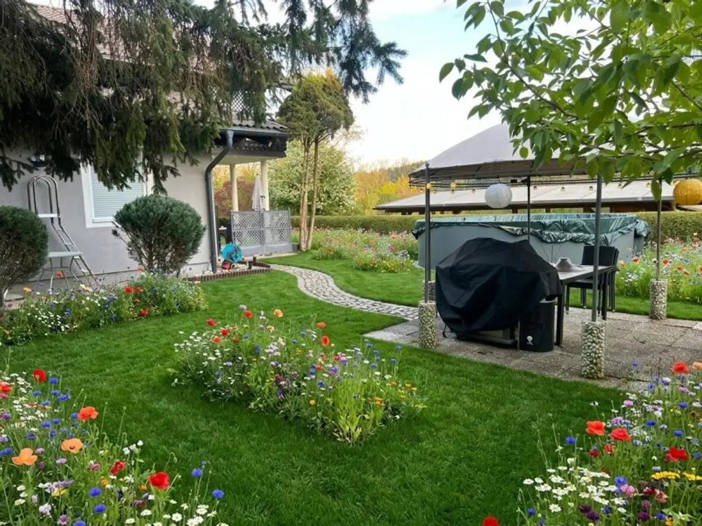 Eigennutzen oder Vermieten: Modernisiertes Zweifamilienhaus 195m² mit 6 Zimmern in verkehrsgünstiger Lage zur St Veiter Strasse , in Kärnten  € 419.000